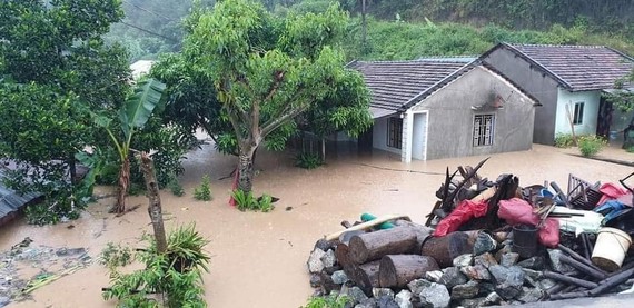 Nhà dân ở huyện Đắk Glei bị ngập trong ngày 28-10. Ảnh. BỒ CÔNG ANH