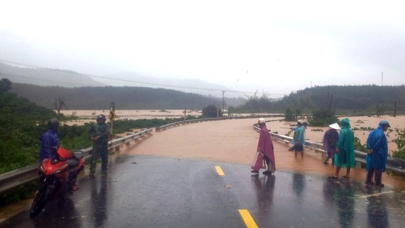 Cầu Đắk long bị ngập khiến giao thông tê liệt