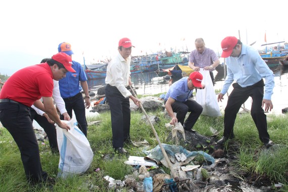 Thứ trưởng Bộ TN-MT cùng người dân tham gia chiến dịch ra quân Làm sạch biển