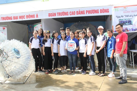Sinh viên Trường Cao Đẳng Phương Đông Đà Nẵng tạo nên sản phẩm trang trí tái chế từ nhựa