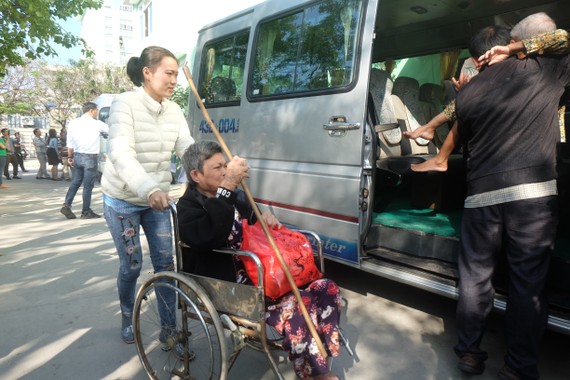 Ngày 21 và 22-1, Bệnh viện Đà Nẵng phối hợp với các nhà hảo tâm tổ chức chương trình “Chuyến xe nghĩa tình Xuân Canh Tý 2020” dành cho người bệnh nghèo vừa xuất viện về quê ăn tết