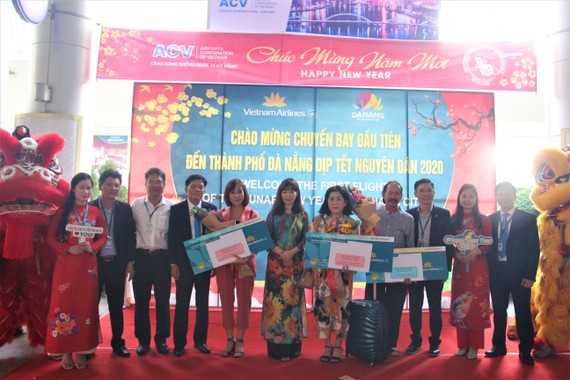 Sở Du lịch Đà Nẵng phối hợp cùng Vietnam Airlines tổ chức chào đón chuyến bay đầu tiên đến thành phố Đà Nẵng trong năm Canh Tý 2020