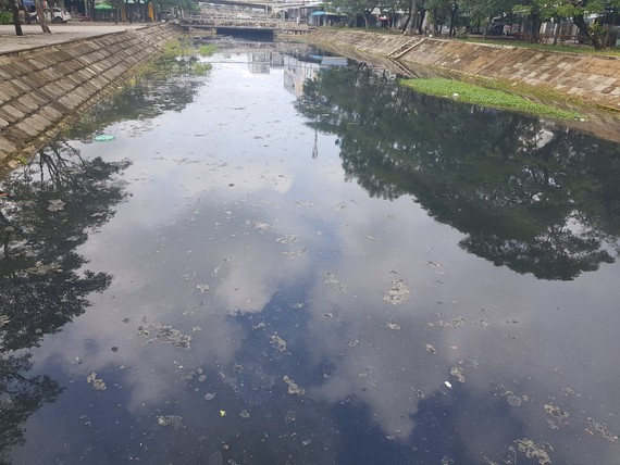 Tình trạng ô nhiễm kéo dài nhiều năm qua tại tuyến kênh Phần Lăng kéo dài từ Sân bay Quốc tế Đà Nẵng đến kênh Phú Lộc (bao gồm cả hồ điều tiết Thanh Lộc Đán, thường gọi Bàu Trảng)