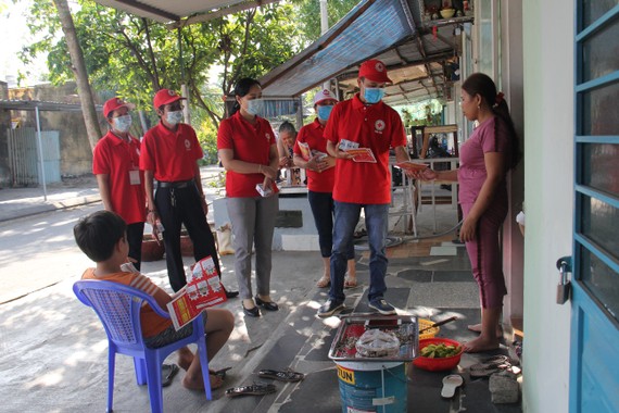 Các Hội viên Hội Chữ thập đỏ TP Đà Nẵng đến từng hộ gia đình để tuyên truyền cho người dân và phát xà phòng miễn phí