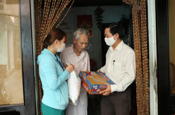 Những suất quà nghĩa tình trực tiếp đến tay người nghèo ở TP Đà Nẵng