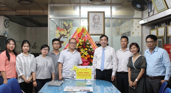 Ông Lê Trung Chinh, Phó Chủ tịch UBND TP Đà Nẵng đến thăm, tặng hoa và chúc mừng Văn phòng đại diện Báo SGGP tại miền Trung