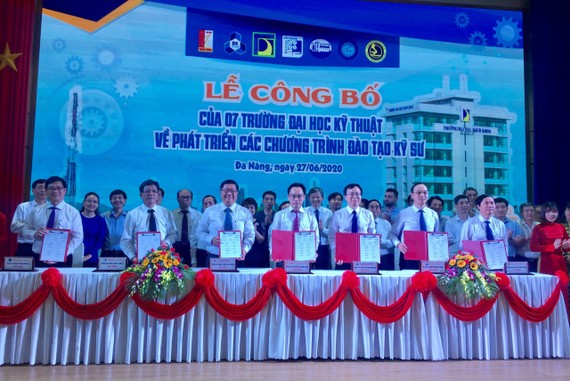 7 trường đại học kỹ thuật hàng đầu Việt Nam cùng thực hiện nghi thức ký kết