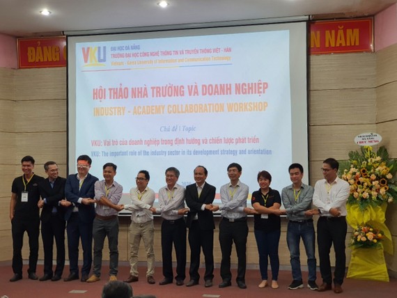 Ông Nguyễn Quang Thanh, giám đốc Sở TT-TT thành phố Đà Nẵng chứng kiến sự kiện nhà trường và doanh nghiệp ký biên bản ghi nhớ hợp tác tại trường VKU