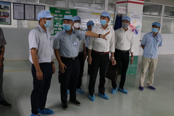 Thứ trưởng Nguyễn Trường Sơn kiểm tra tình hình thực hiện các quy định phòng, chống dịch Covid-19 tại một số doanh nghiệp trong các khu công nghiệp TP Đà Nẵng