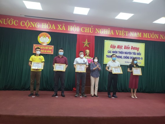 Ủy ban MTTQ Việt Nam TP Đà Nẵng tặng bằng khen biểu dương 20 câu lạc bộ, nhóm, đội, hội và cá nhân… đại diện cho 60 nhóm thiện nguyện toàn thành phố