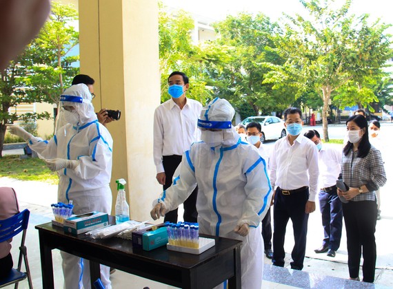 Lãnh đạo TP Đà Nẵng kiểm tra nơi xét nghiệm tại điểm thi trường THPT Võ Chí Công