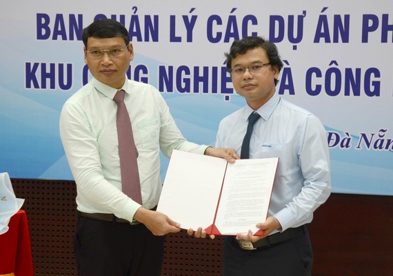 Phó Chủ tịch UBND TP Đà Nẵng trao quyết định bổ nhiệm các thành viên Ban Giám đốc Ban Quản lý các dự án phát triển hạ tầng khu công nghiệp và công nghệ cao