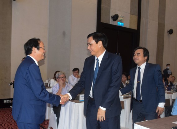Ông Võ Tuấn Nhân, Thứ trưởng Bộ TNMT bắt tay gặp mặt ông Trần Văn Miên, Phó Chủ tịch UBND TP Đà Nẵng 