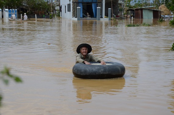 Một số người dân dùng phao bơi để vượt qua vùng nước lụt