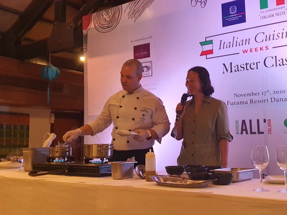 Đầu bếp hàng đầu Ý chế biến món ăn nổi tiếng của Ý tại sự kiện