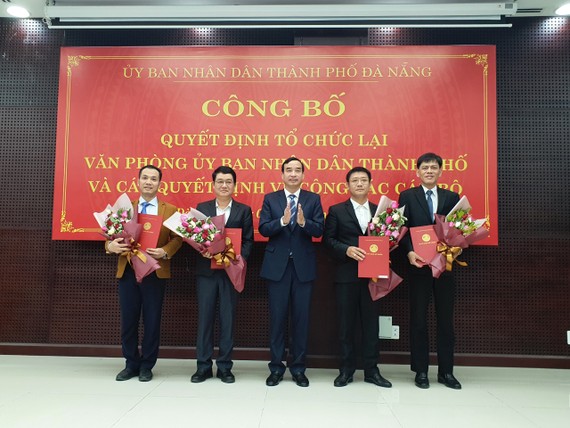 Ông Lê Trung Chinh, Chủ tịch UBND TP Đà Nẵng trao quyết công tác cán bộ đối với văn phòng UBND thành phố