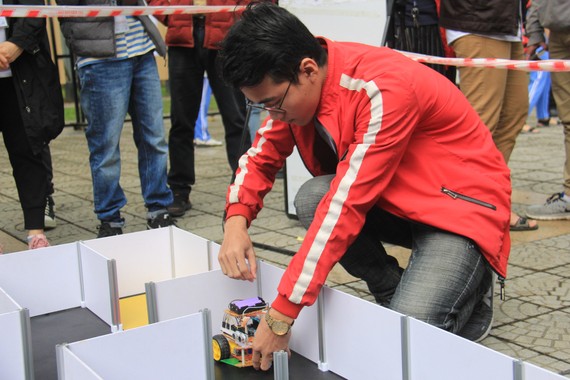 Sinh viên khoa Khoa học Công nghệ tiên tiến (FAST) trường Đại học Bách khoa Đà Nẵng với cuộc thi “Robot Dò Mê Cung- Maze Runner Robot Race”