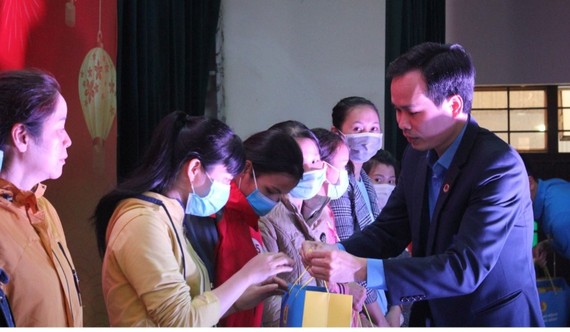 Ông Nguyễn Duy Minh, Chủ tịch LĐLĐ TP Đà Nẵng trao quà cho đoàn viên, người lao động