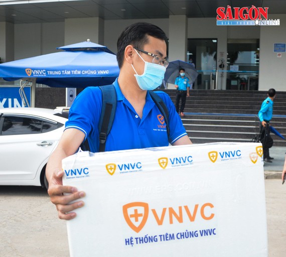 100 liều vaccine được chuyển từ Hệ thống Tiêm chủng VNVC Đà Nẵng đến Trung tâm Kiểm soát bệnh tật TP Đà Nẵng