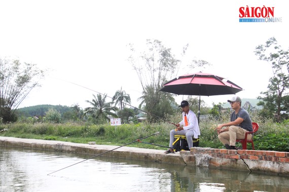 Khách tham quan câu cá tại trang trại của ông Trần Hồng Quảng