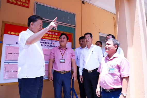 Đại tướng Tô Lâm và Bí thư Thành ủy Đà Nẵng Nguyễn Văn Quảng (áo trắng, đứng giữa) đi kiểm tra về công tác chuẩn bị bầu cử tại các địa phương tại TP Đà Nẵng