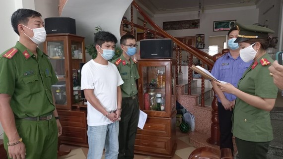 Lực lượng chức năng đọc lệnh bắt tạm giam Trần Thanh Sơn