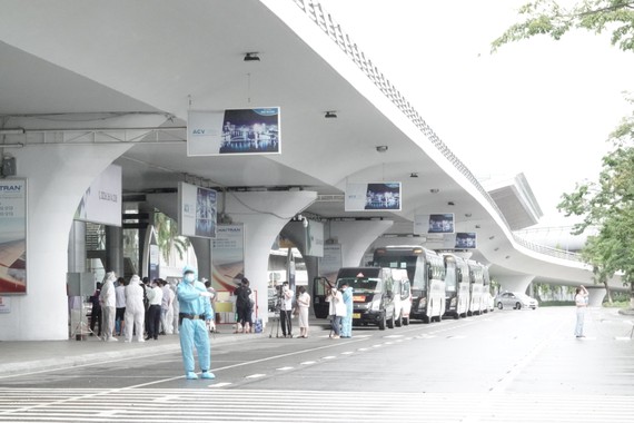 2 chuyến bay đưa 406 người dân Đà Nẵng sinh sống ở TPHCM về quê
