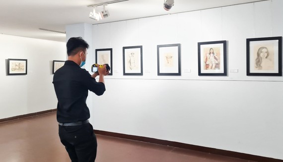 Bảo tàng quay, chụp, dựng chuẩn bị triển lãm trực tuyến “Đà Nẵng - Thành phố em yêu”. Ảnh: Bảo tàng Mỹ thuật Đà Nẵng
