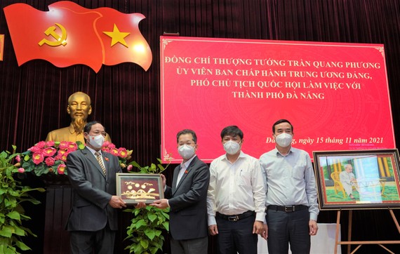 Lãnh đạo TP Đà Nẵng tặng quà kỷ niệm Thượng tướng Trần Quang Phương, Phó Chủ tịch Quốc hội