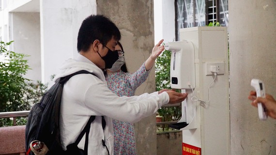 Trường THPT Phan Châu Trinh phân công giáo viên hướng dẫn học sinh thực hiện sát khuẩn tay, đo thân nhiệt trước khi vào lớp