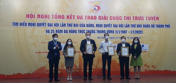 Ông Lương Nguyễn Minh Triết, Phó Bí thư Thường trực Thành ủy Đà Nẵng trao giải nhất cho các tập thể của cuộc thi 