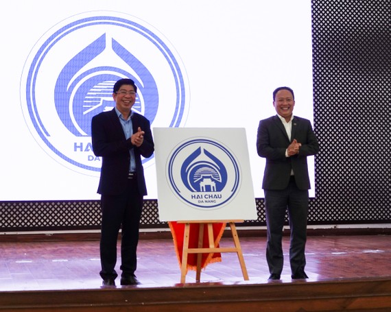 Ông Lê Tự Gia Thạnh, Chủ tịch UBND quận và ông Trương Thanh Dũng, Phó Chủ tịch quận ra mắt biểu trưng của quận Hải Châu