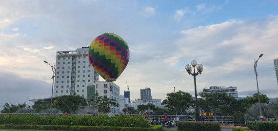 Khinh khí cầu chạy thử nghiệm trong tháng 2-2022 tại đường Trần Hưng Đạo (quận Sơn Trà, TP Đà Nẵng)