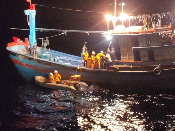 Lực lượng cứu nạn đã tiếp cận được tàu QNg 98888TS lúc 23 giờ 5 phút ngày 23-3 