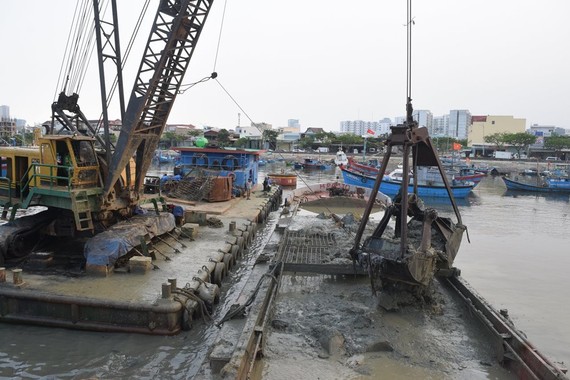 Thí điểm nạo vét, nhấn chìm bùn lưu cữu ở Âu thuyền Thọ Quang (quận Sơn Trà, TP Đà Nẵng) từ giữa tháng 4-2022