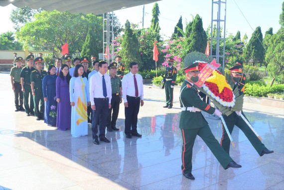 Đoàn đại biểu Quảng Nam và Đà Nẵng dâng hoa tri ân tại Nghĩa trang liệt sĩ TP Đà Nẵng