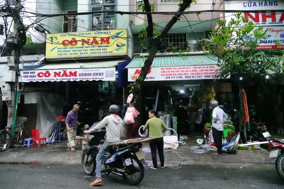 Các cửa hàng vật liệu xây dựng tại đường Nguyễn Trãi (quận Hải Châu) vẫn tấp nập khách ra vào