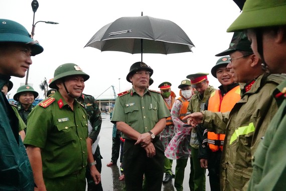 Thiếu tướng Vũ Xuân Viên, Giám đốc Công an TP Đà Nẵng trao đổi với lực lượng công an địa phương