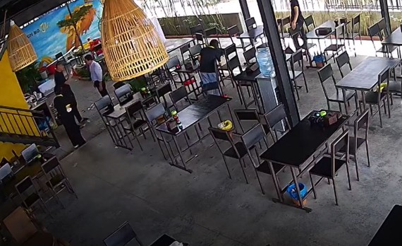 Đà Nẵng: Tạm đình chỉ công tác một phó phòng vì ném tiền lẻ trong quán ăn