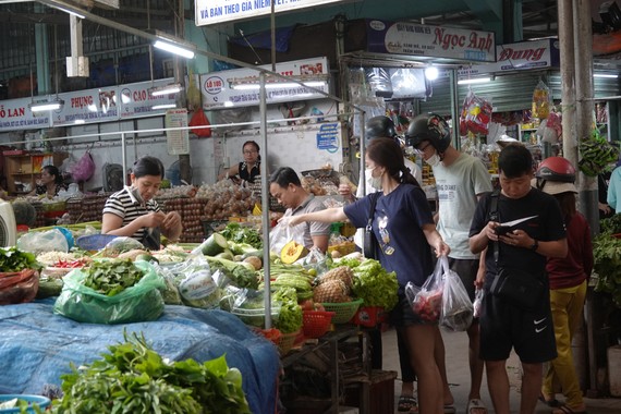 Người dân hạn chế mua rau trong những ngày sau mưa lũ