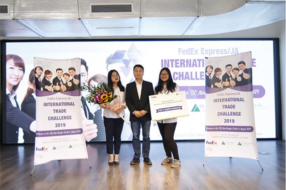 Doanh nhân trẻ Việt Nam trình bày ý tưởng kinh doanh tại cuộc thi Thử thách Thương mại quốc tế FedEx