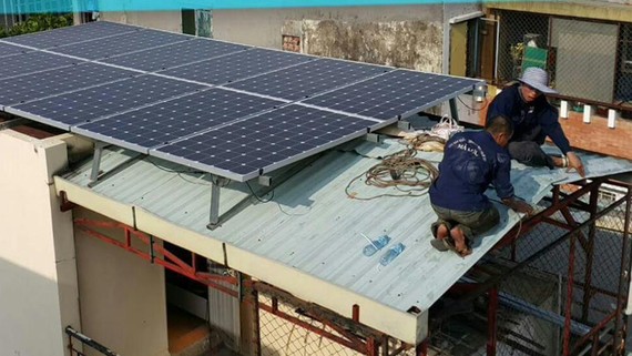 Lắp đặt tấm pin năng lượng mặt trời tại hộ dân