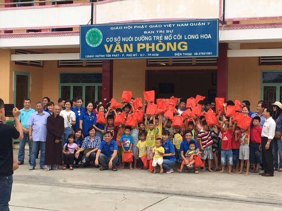 Tập thể HDTC phát quà cho trẻ em mồ côi tại chùa ở quận 7, TPHCM