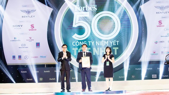 Ông Nguyễn Hữu Hiền, Trợ lý Chủ tịch HĐQT kiêm Giám đốc đối ngoại  Công ty CP Tập đoàn Xây dựng Hòa Bình nhận giải thưởng