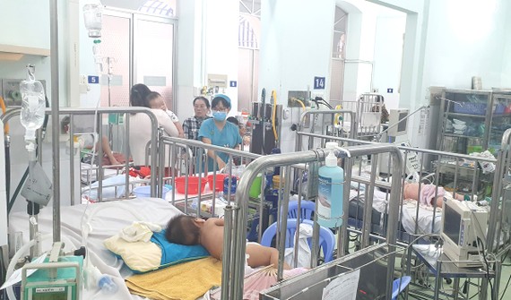 Bệnh nhi mắc tay chân miệng tại Bệnh viện Nhi đồng 2 tăng nhanh từ đầu tháng 8 đến nay