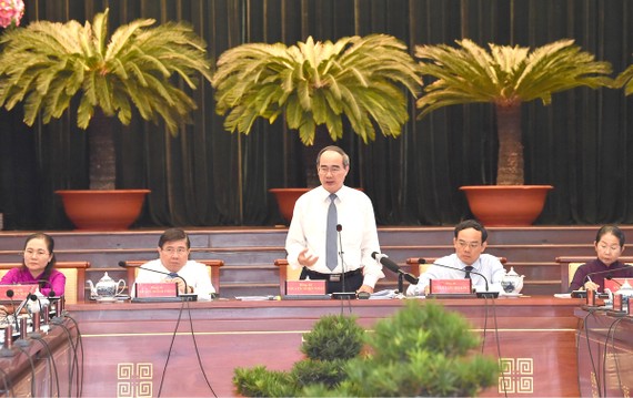 Đồng chí Nguyễn Thiện Nhân, Ủy viên Bộ Chính trị, Bí thư Thành ủy TPHCM,  phát biểu tại Hội nghị Thành ủy lần thứ 32. Ảnh: VIỆT DŨNG