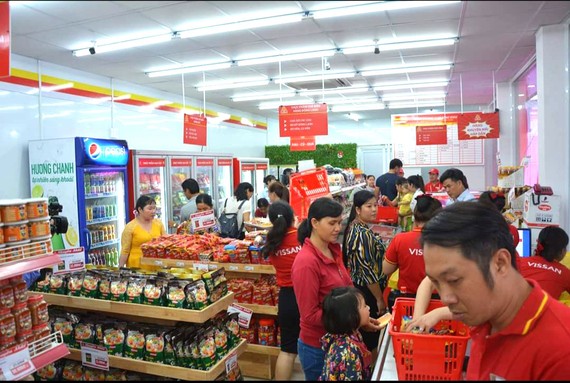 Công nhân - người lao động đến với cửa hàng trợ giá ở huyện Bình Chánh