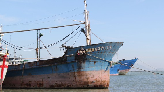 Tàu của ngư dân Phạm Ngọc Hoàng nằm bờ chờ giải cứu