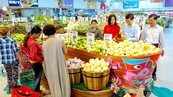Các loại trái cây đặc sản của tỉnh Đồng Tháp được giới thiệu tại Tuần lễ hàng OCOP ở BigC An Lạc, TPHCM