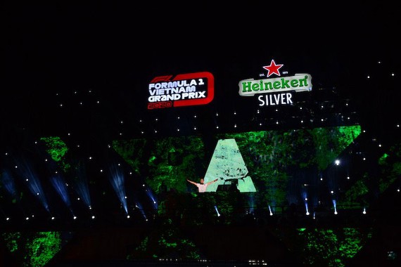  DJ Số 1 Thế giới Armin Van Buuren mang đến những phần trình diễn thăng hoa cho hàng ngàn khán giả có mặt tại sự kiện "Khởi động Formula 1 Việt Nam Grand Prix" 